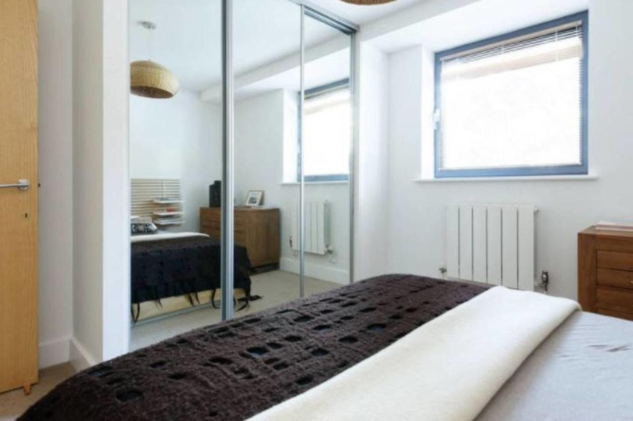 Peaceful Modern 2 Bedroom Flat With Water Views Londra Exterior foto