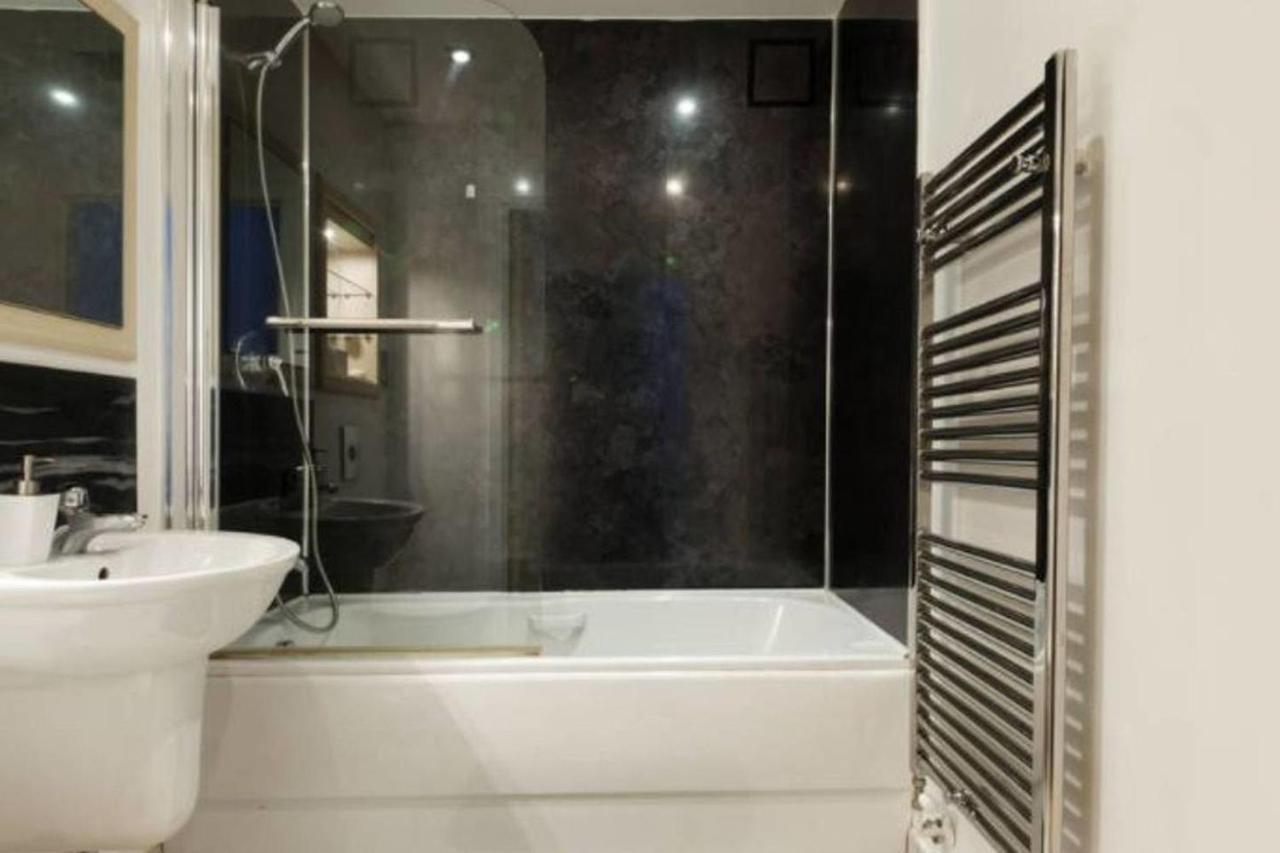 Peaceful Modern 2 Bedroom Flat With Water Views Londra Exterior foto