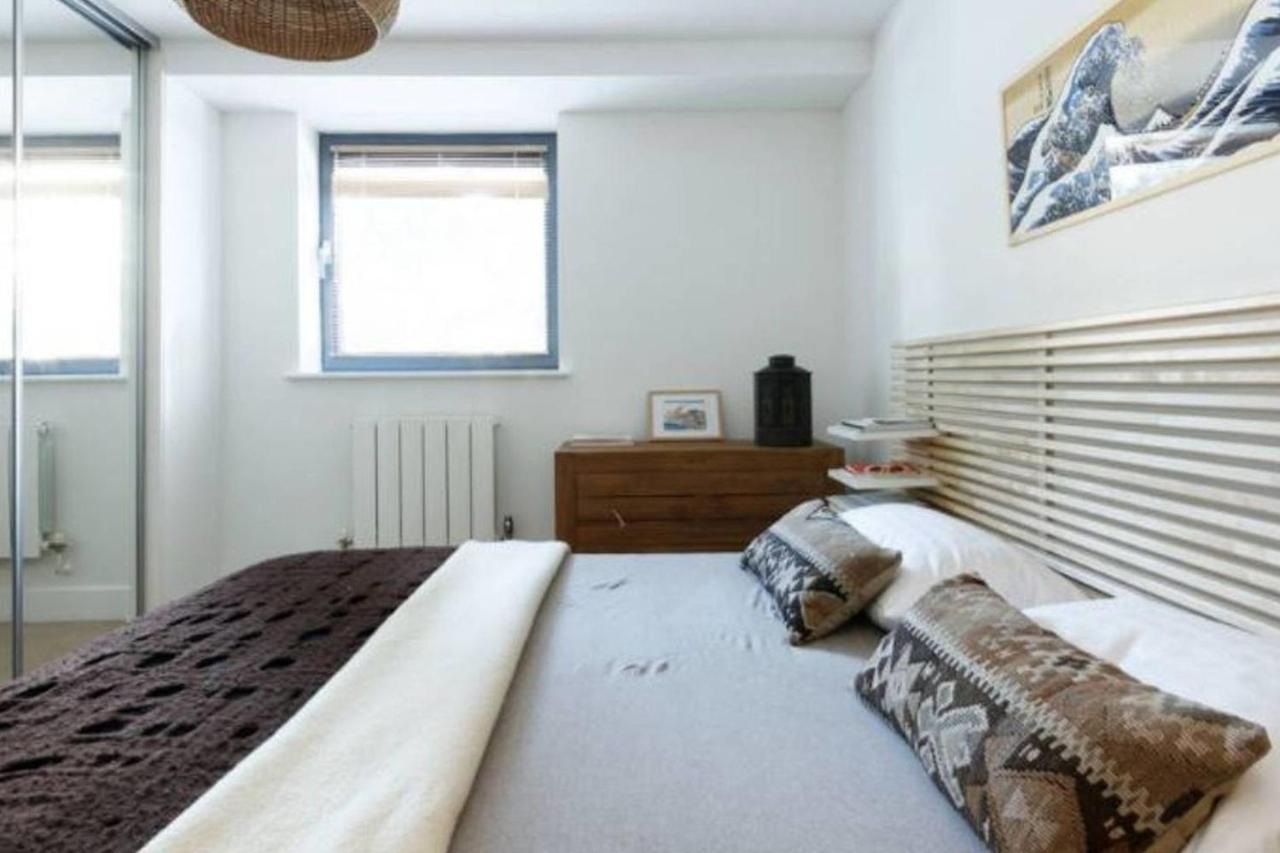 Peaceful Modern 2 Bedroom Flat With Water Views Londra Exterior foto