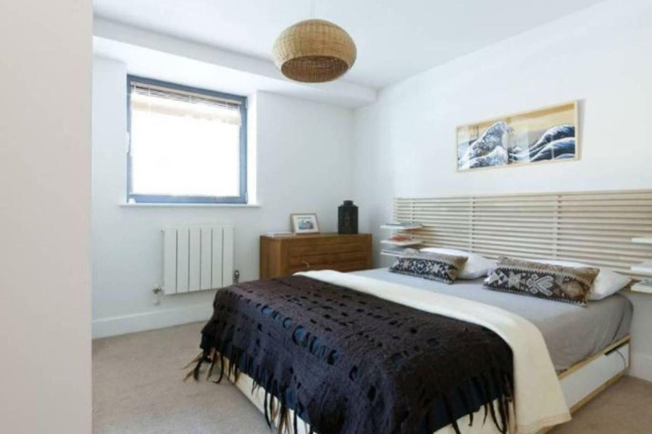 Peaceful Modern 2 Bedroom Flat With Water Views Londra Exterior foto
